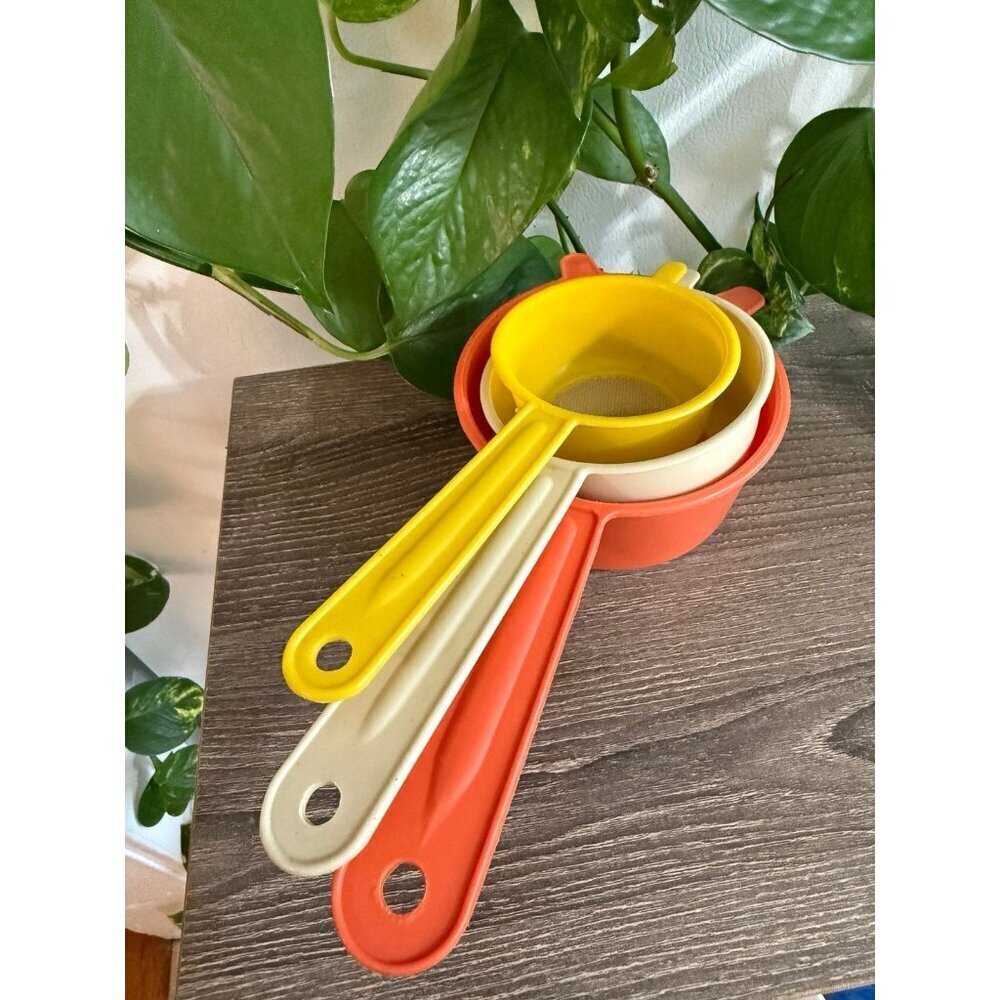 Vintage Plastic Nesting Strainers – Red, White & Yellow Set